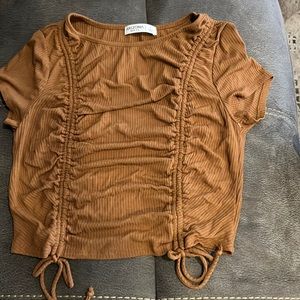 Arizona Juniors brown crew neck short sleeve crop top. Size M. New